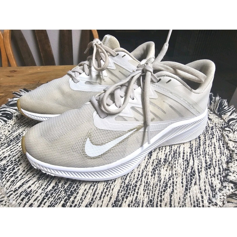 Womens Size 7.5 - Nike Quest 3 Platinum Tint‎ Metallic Gold Star